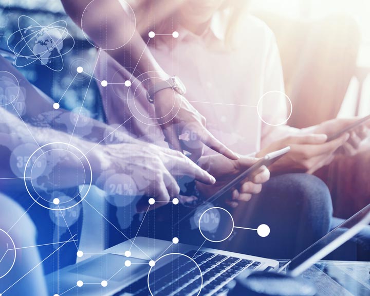 Imagen que ilustra la conexión y colaboración entre equipos a través de tecnologías de datos estructurados, clave en la implementación de ISO 20022