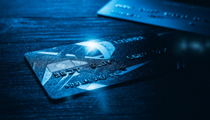 Imagen representativa de tarjetas bancarias con tecnología moderna, ideal para ilustrar la evolución digital en la emisión y control de tarjetas dentro del core bancario.