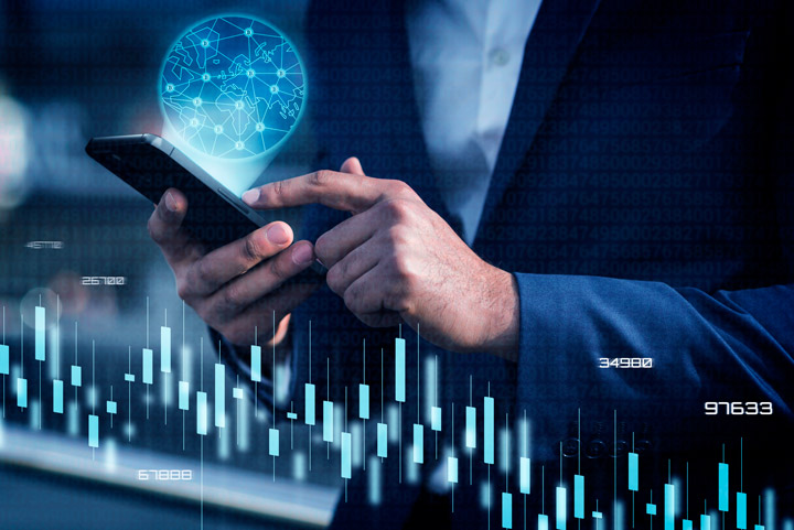 La imagen representa el uso de soluciones digitales para administrar transacciones con tarjetas en tiempo real, clave en plataformas core financieras.
