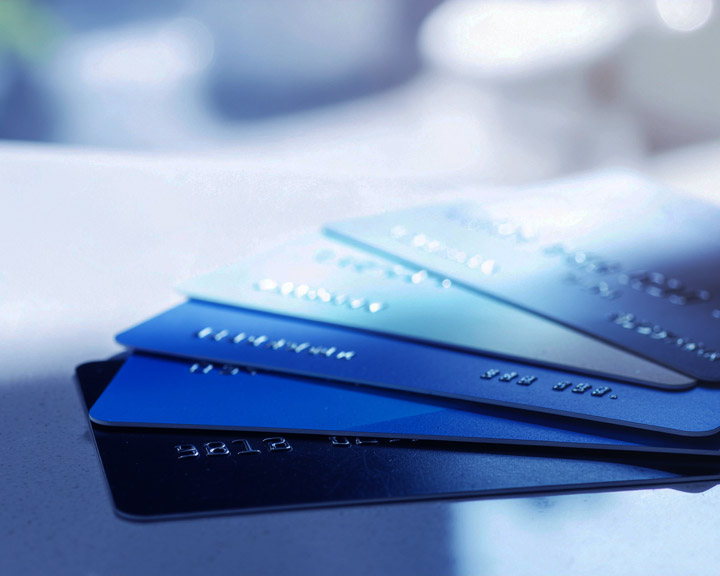 Tarjetas de crédito representando la gestión flexible y centralizada del ciclo de vida financiero en plataformas core modernas.