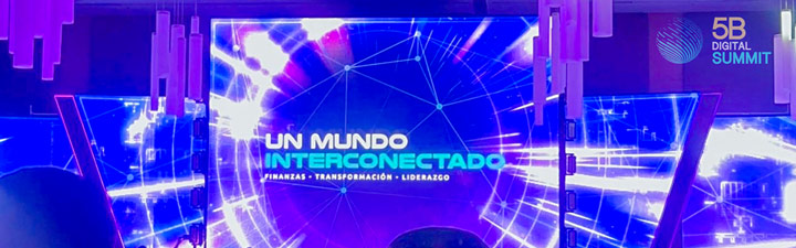 Imagen del escenario del 5B Digital Summit con enfoque en la interconexión global, la transformación digital y el liderazgo en el ecosistema financiero.