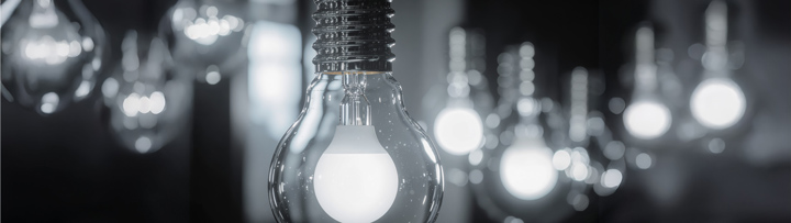 Imagen conceptual de bombillos encendidos que representan innovación, pensamiento analítico y visión empresarial frente a las modas tecnológicas y administrativas.