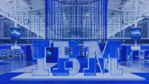 Espacio principal de IBM Think 2026 con escenario tecnológico en tonos azules, representando la innovación, interoperabilidad e inteligencia artificial agéntica aplicada al futuro operativo de las organizaciones.