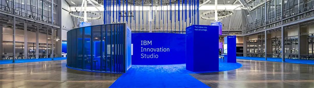 Espacio IBM Innovation Studio en IBM Think 2026 con escenario tecnológico en tonos azules, representando innovación, inteligencia artificial agéntica, integración de datos y evolución de ecosistemas empresariales.