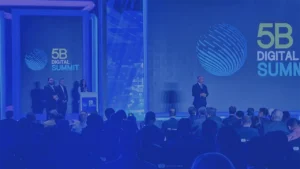 Panel sobre modernización de pagos durante el 5B Digital Summit 2026 en Guatemala, ante líderes de la industria financiera.