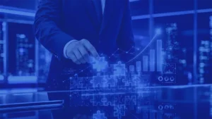 Ejecutivo integrando piezas digitales que representan la organización y evolución de una arquitectura de pagos.