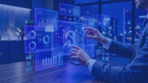 Profesional analizando indicadores y escenarios de pruebas transaccionales para validar un servicio financiero antes de su salida a producción.